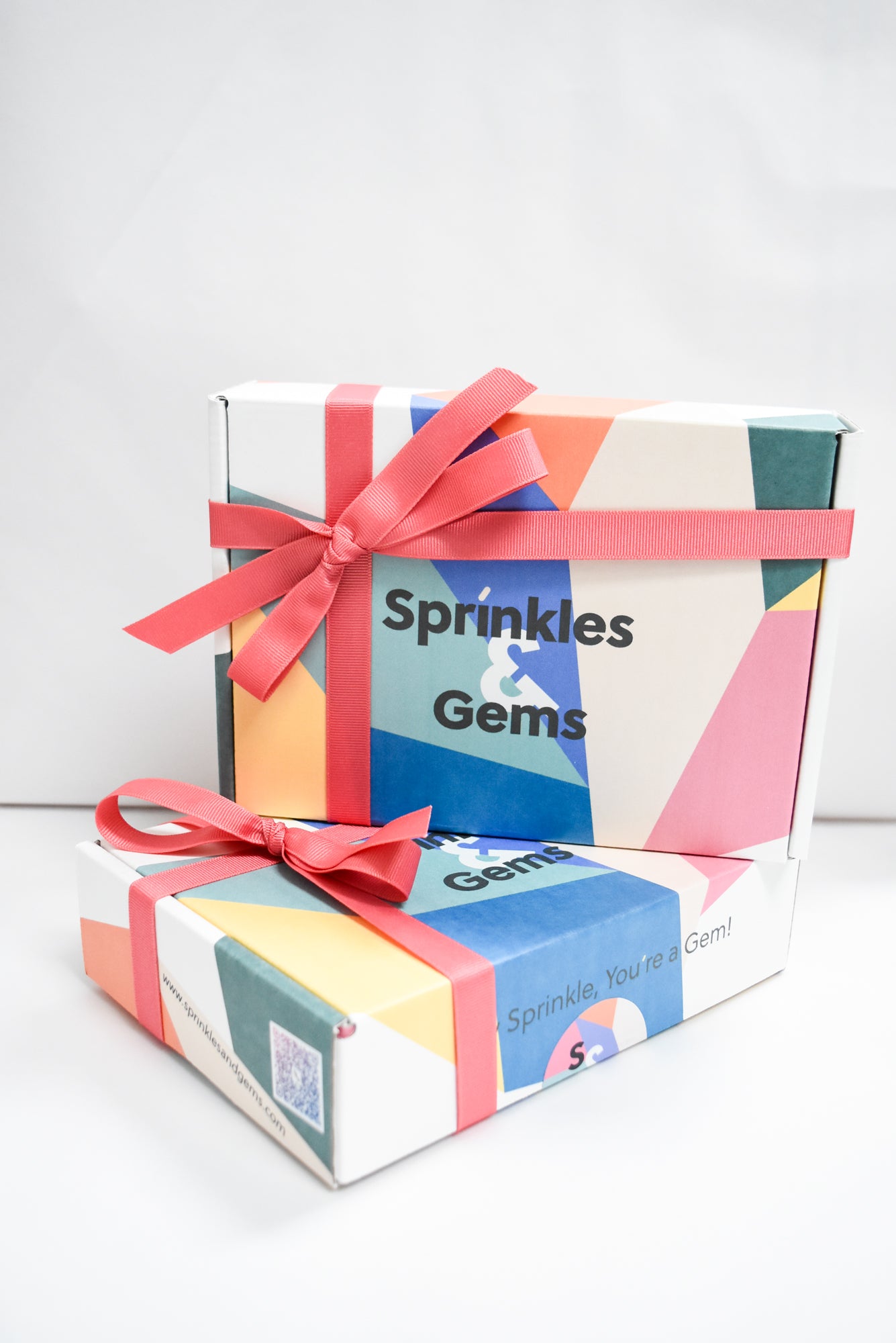 Dessert decorating kits for gifting. Perfect for kids activities. Professionally baked and delivered to you with all the needed decorations to make beautiful desserts.